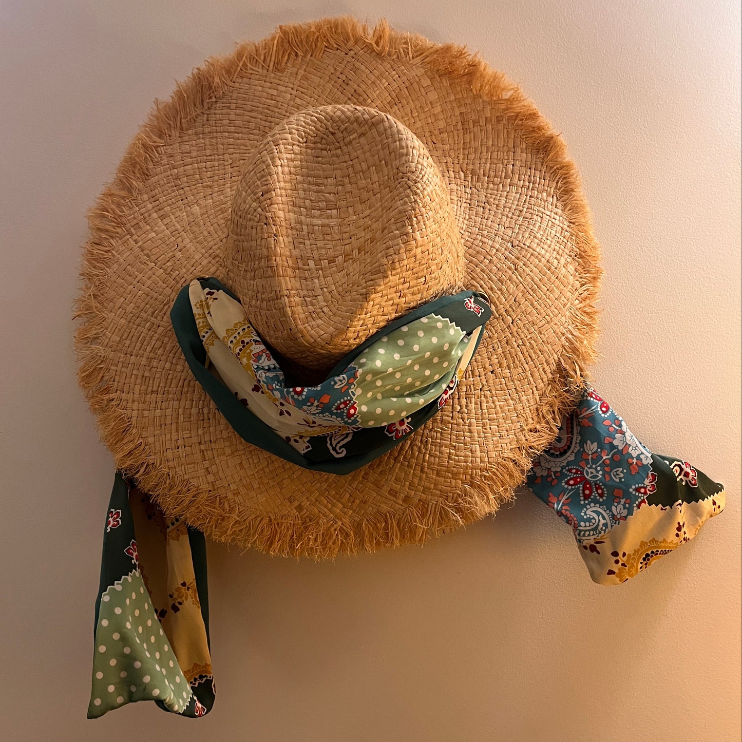 Cappello boho con maxi foulard colorato
