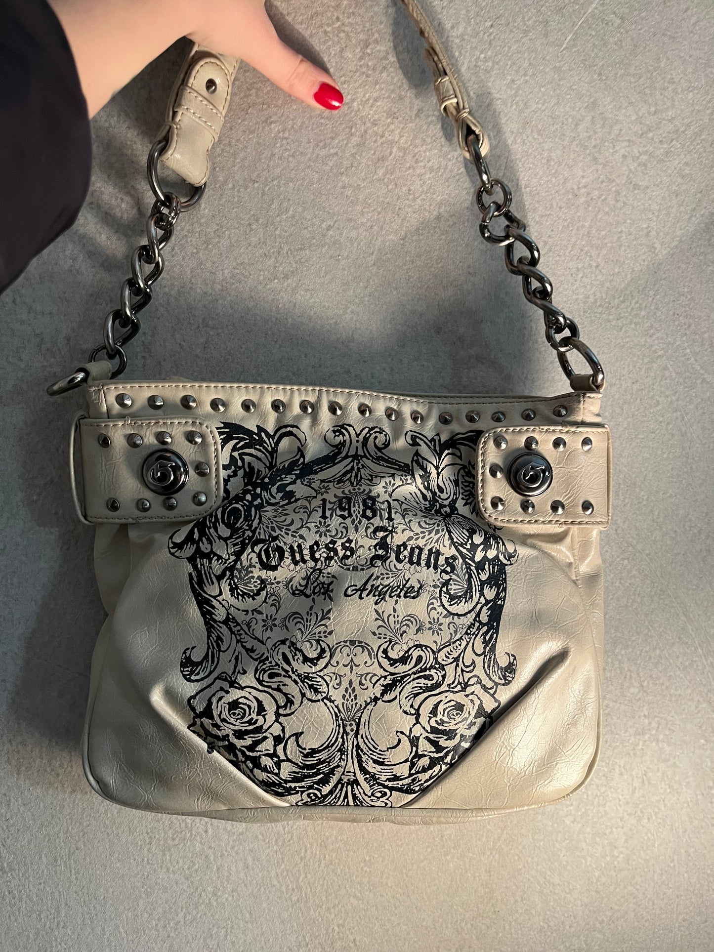 GUESS - Borsa Vintage con stampa iconica e dettagli borchiati