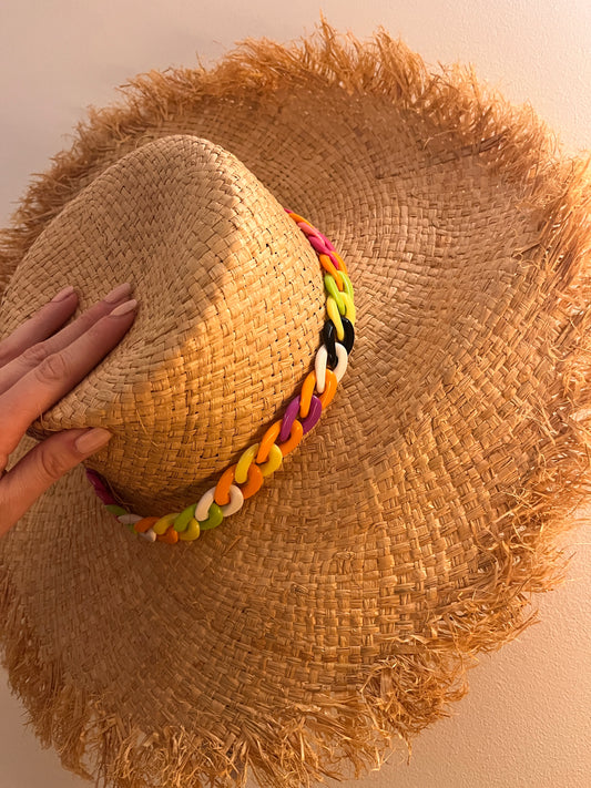 Cappello straw vibes – catena chunky multicolor