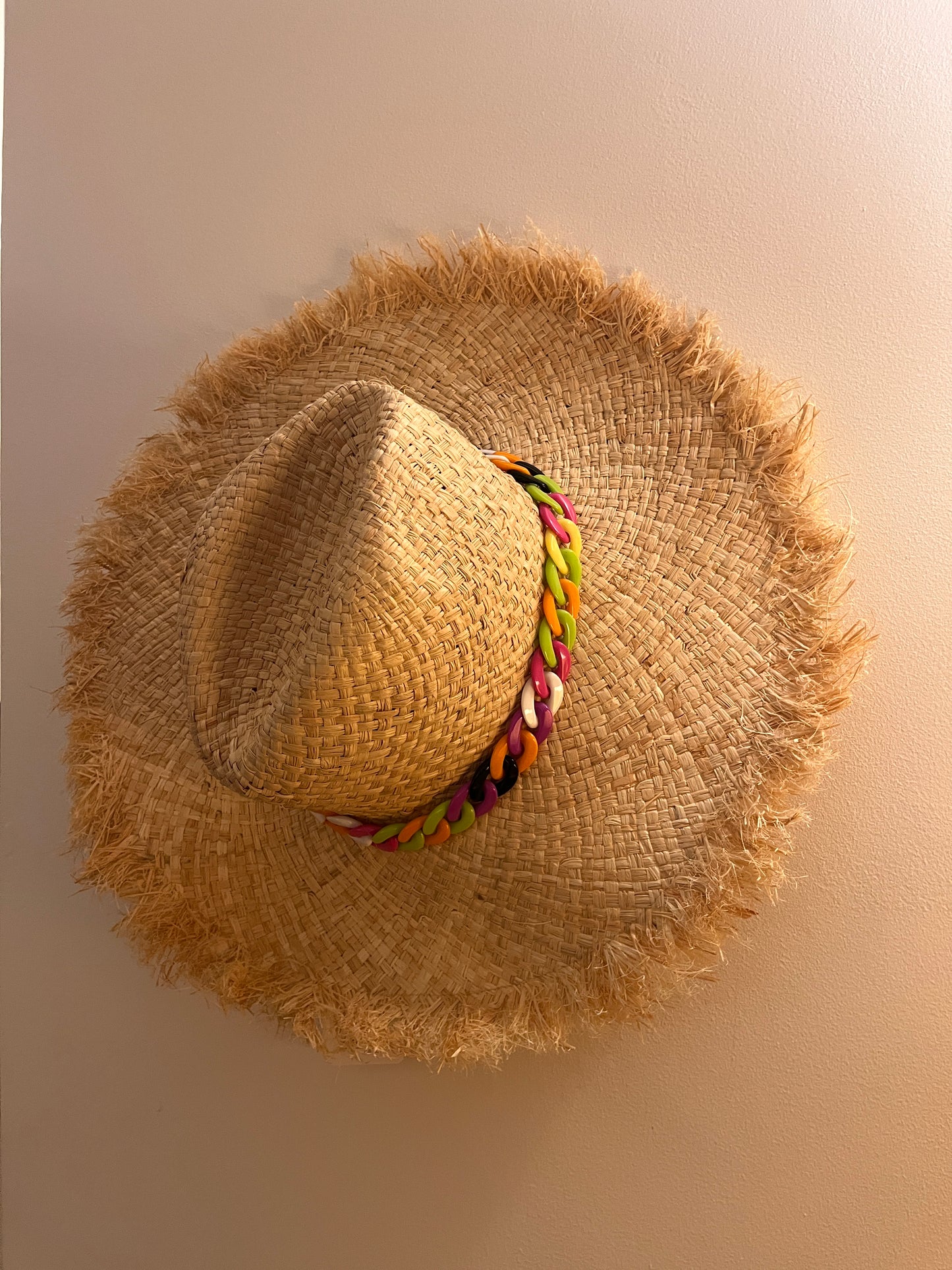 Cappello straw vibes – catena chunky multicolor