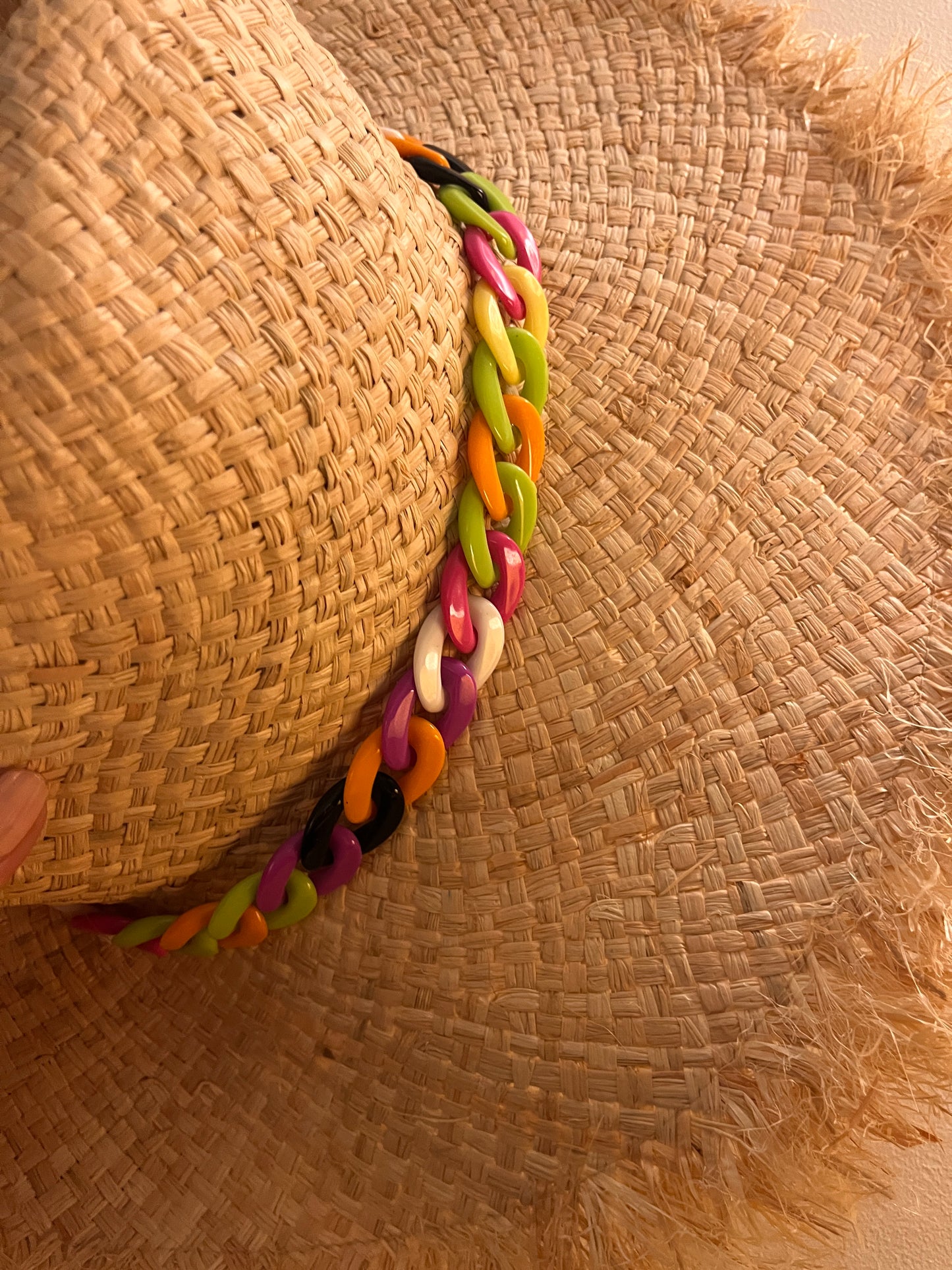 Cappello straw vibes – catena chunky multicolor